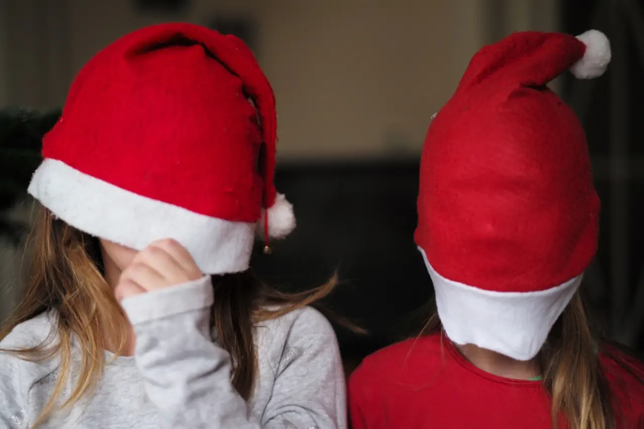 Meine Kinder mit Weihnachtsmützen.